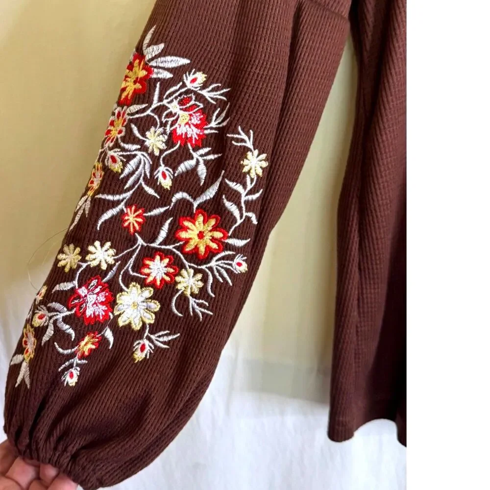 BloomChic Women's Brown Waffle Knit Blouse Floral Embroidery Size 12 - Picture 5 of 9